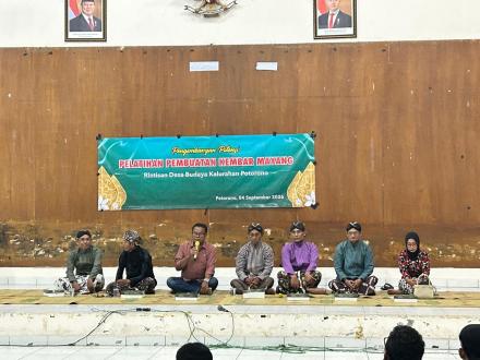 Pelatihan Pembuatan Kembar Mayang oleh Dewan Budaya Potorono